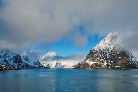 挪威峡湾和山脉在冬季。挪威洛福敦群岛