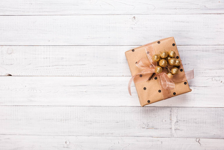 圣诞礼物和礼品盒包裹在木桌上, 冷杉树枝和装饰, 顶视图。平面布局, 文本的复制空间