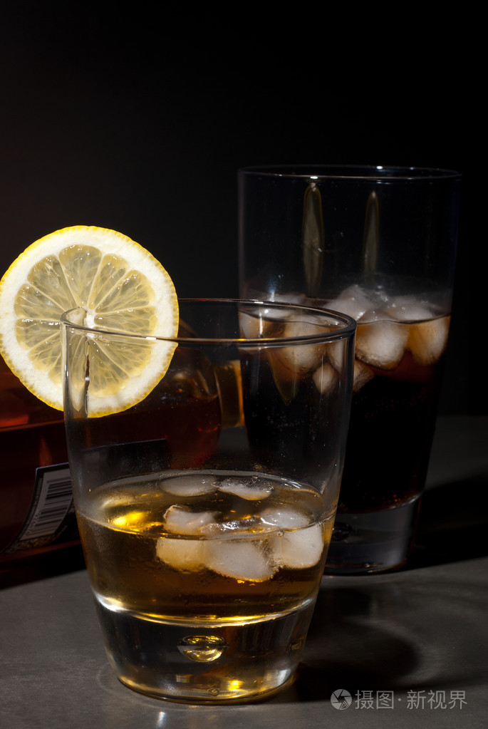 威士忌酒和可乐加冰块