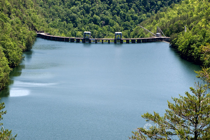 水力电力大坝上高山湖泊