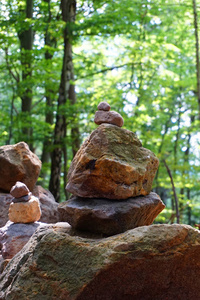 森林中的巨石石碑图片