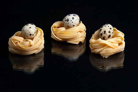 意大利面条的三联体照片