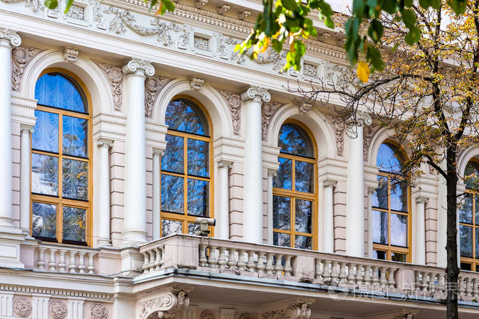 位于基辅市中心的一座装饰房屋的外观.现代欧洲城市