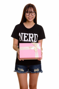 年轻快乐亚洲书呆子十几岁的女孩微笑控股礼品盒