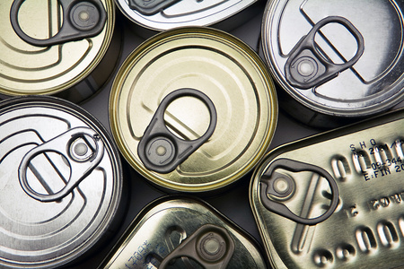不同的大小和开放的空罐头盒照片
