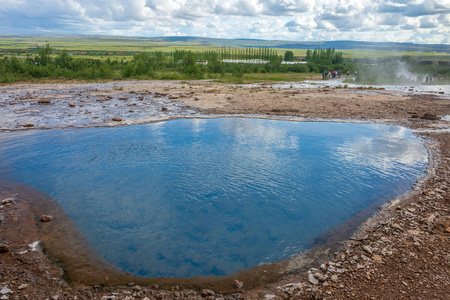 冰岛黄金圈 Geysir 地热园的 Geysir 和 Strokkur 间歇泉和 surronding 区