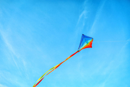 多彩风筝飞翔在蓝蓝的天空