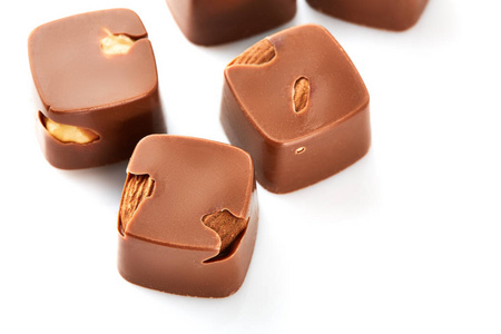 各式各样的巧克力糖果糖果被隔离在白色的背景。巧克力糖果收藏品。牛奶巧克力配坚果