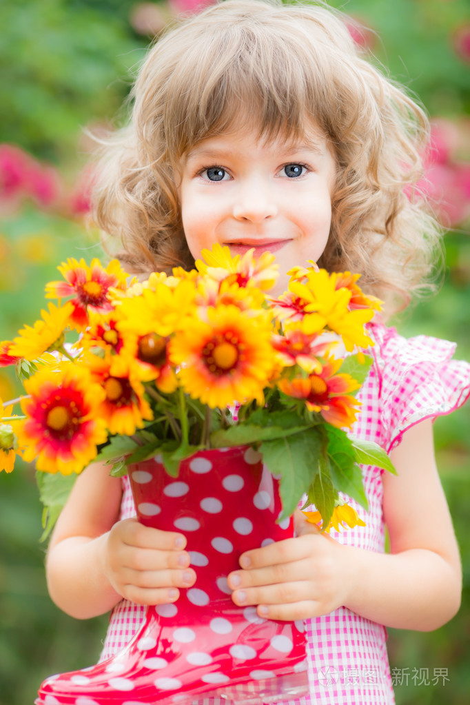 孩子抱着春天的花朵