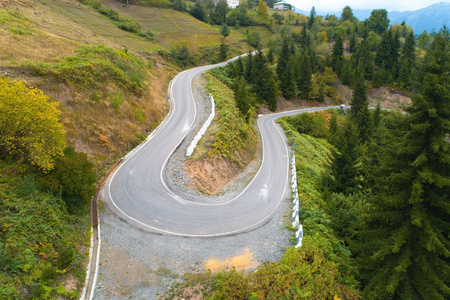 在格鲁吉亚的风景蜿蜒的山区公路.航空摄影摄影图