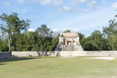 部分视图的考古复杂奇琴伊察，在墨西哥访问量最大的网站之一