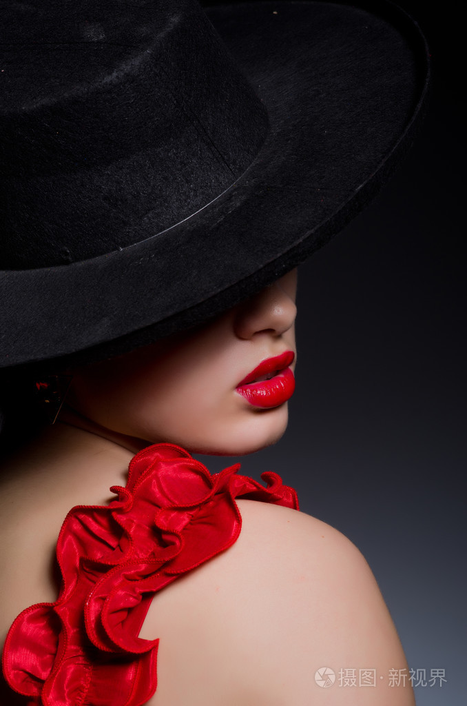 有吸引力的女孩穿红裙子