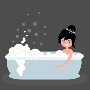 美丽的黑发女孩洗她的身体洗澡与泡沫和水疗护理