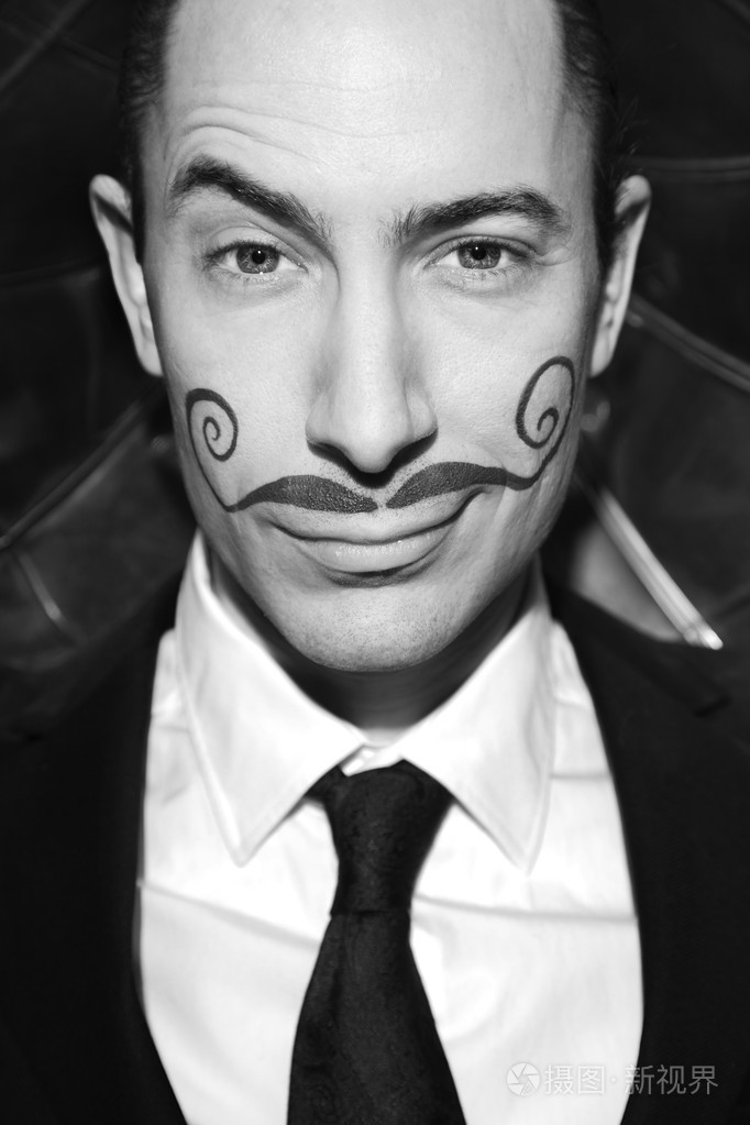 幽默的人留着卷曲的胡子