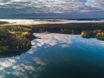 立陶宛湖泊鸟瞰秋景