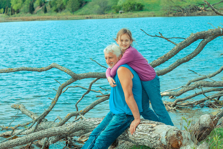 爷爷和孙女在湖的性质
