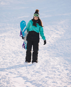 休闲, 体育概念业余滑雪去与她的董事会在白雪皑皑的斜坡