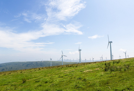 陆上的地平线西班牙加利西亚的风电场的风力发电机照片