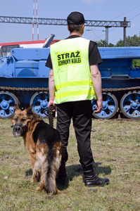 铁路车站安全警卫官和一条狗