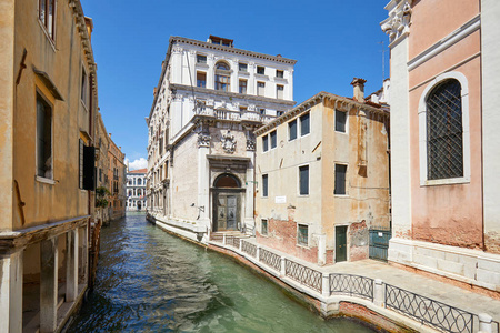 威尼斯, 没有人在运河和街道, 古老的建筑在一个阳光明媚的夏天在意大利