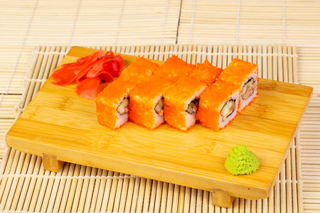美味寿司卷配鲈鱼