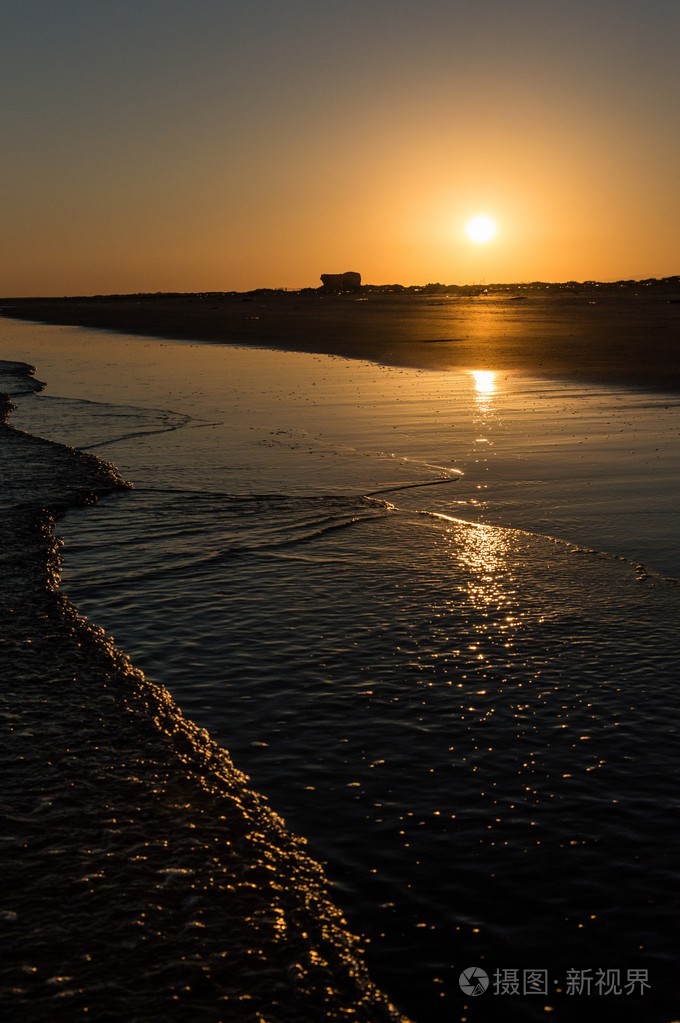 在海滩上的日出照片-正版商用图片0ae50t-摄图新视界
