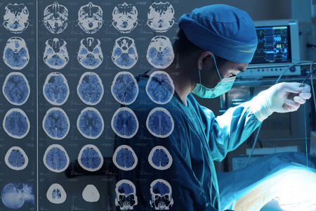 手术室的兽医手术用电脑断层扫描的影像拍摄与艺术照明和蓝色过滤器