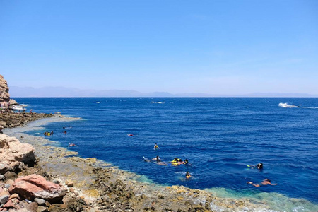 在埃及西奈海岸红海的蓝洞泻湖浮潜的不知名游客