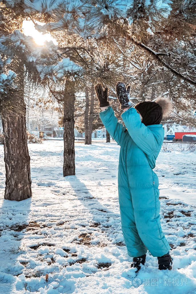 可爱的小女孩玩雪照片-正版商用图片0ae9tq-摄图新视界