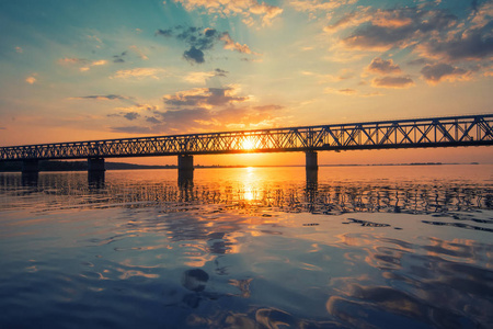 美丽的云彩和五颜六色的河水在傍晚反射。壮观的日落横跨第聂伯河河, Cherkasy, 乌克兰的桥梁