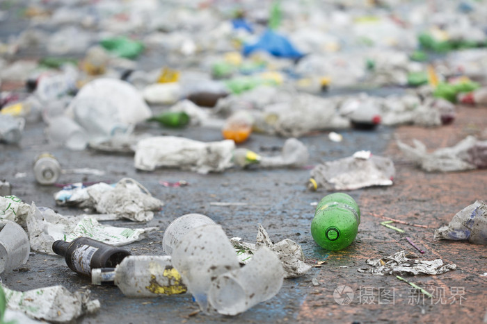 塑料瓶在地面上和更多的垃圾