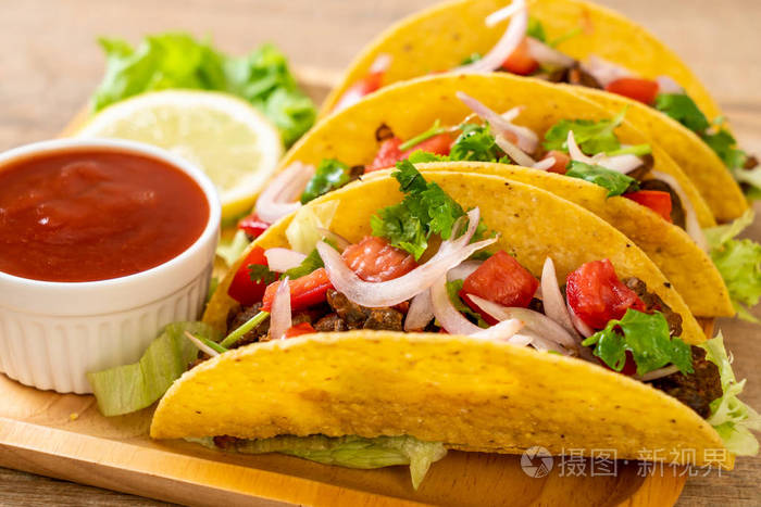 肉和蔬菜玉米卷墨西哥菜式