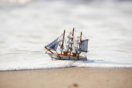 在沙滩上的老式帆船模型, 发现概念