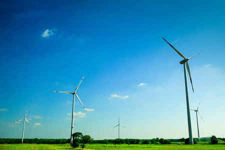 风机涡轮机发电在绿色农民的领域。风车生态动力
