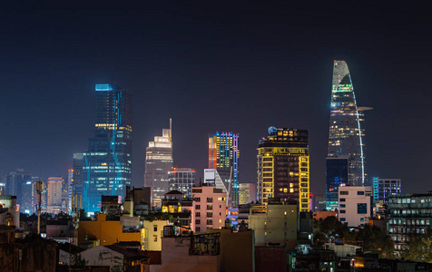 越南胡志明市城市夜景景观。市中心彩色摩天大楼的前景色