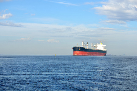 大货船舶在静水中航行照片