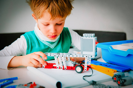 机器人技术课程中的小男孩建筑机械儿童团队组装机器人隔离像机器人一