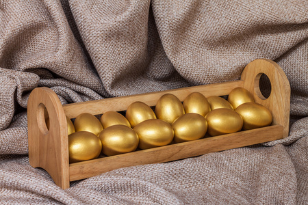 在木架子上的黄金复活节彩蛋。