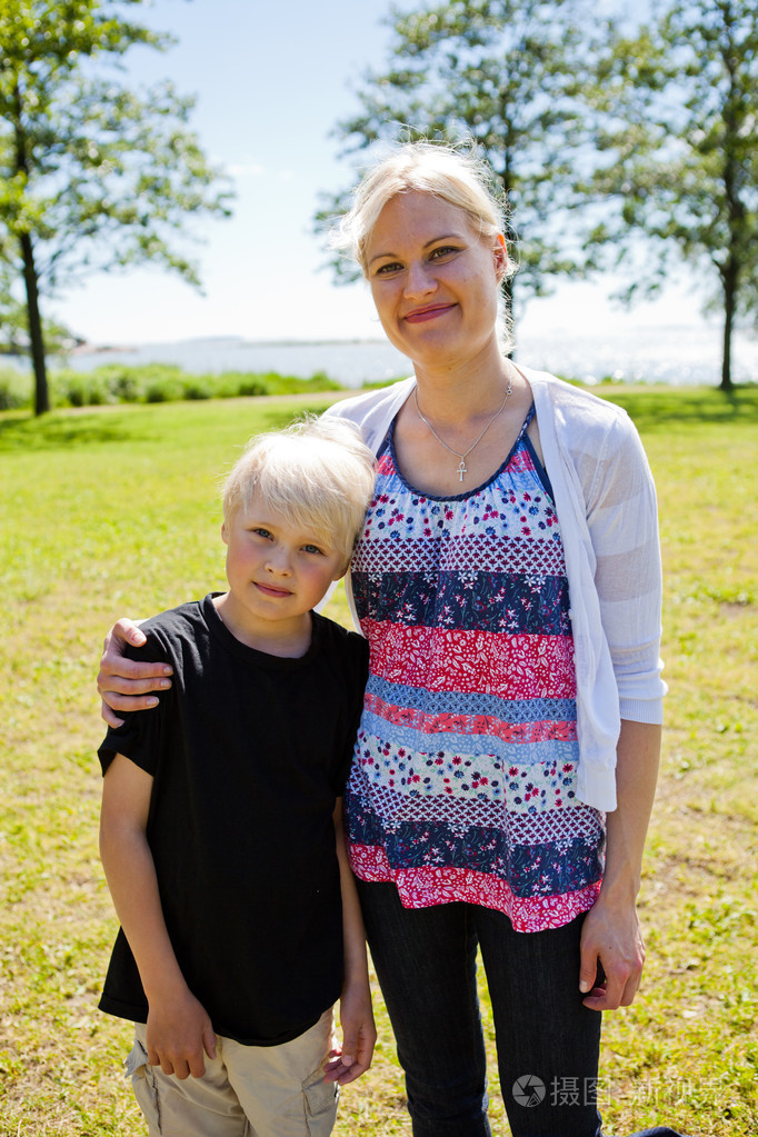 3744*5616px发票合同问题/家庭儿子男孩母亲妈妈幸福孩子查看作者其他