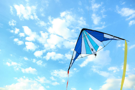 多彩风筝飞翔在蓝蓝的天空照片