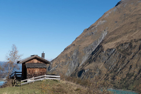 秋季远足到大维斯巴赫峰在 glocknergruppe hohe tauern 在奥地利从卡普伦周围 mooserboden 水