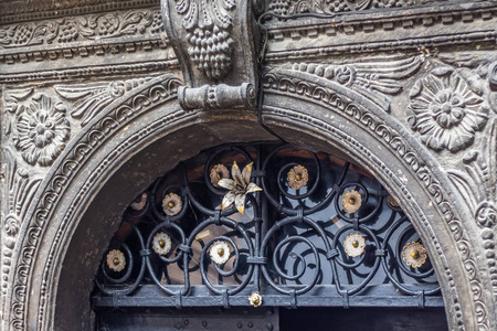 东正教教堂入口处的金属饰品