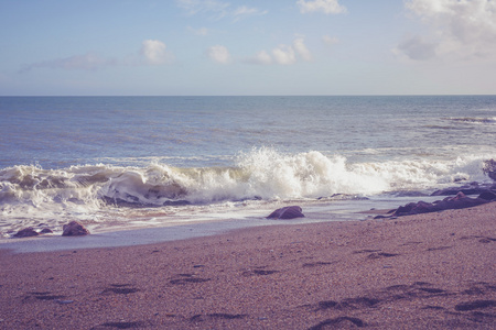 海浪在卵石的海滩上