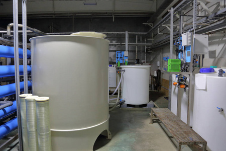 设备 工业工具和在工厂车间里的啤酒生产用机械