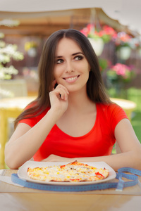 幸福的女人，想着在饮食上吃披萨