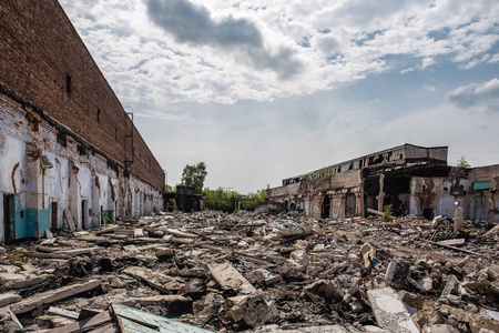 地震或战争后果或飓风或其他自然灾害, 破碎的工业建筑, 水泥桶