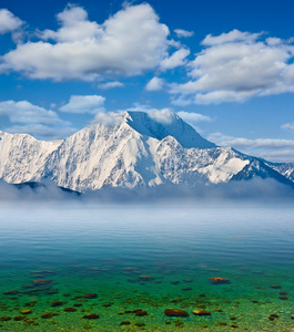 冰天雪地山与翡翠海图片