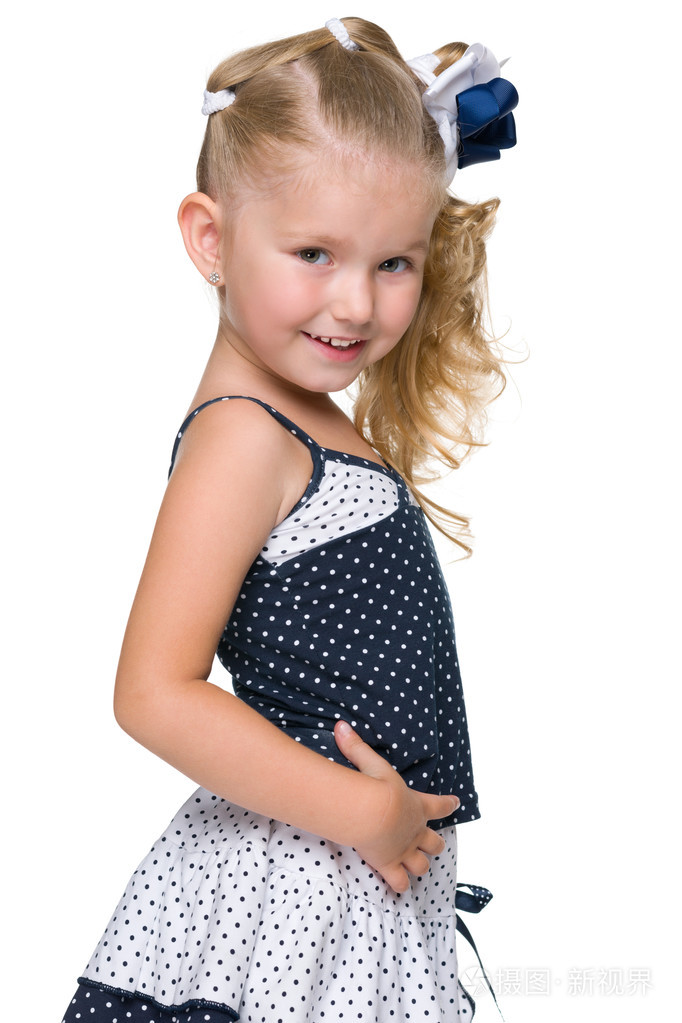 可爱的小女孩的侧面肖像