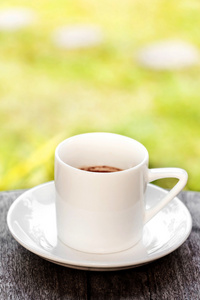 白杯咖啡桌与风景背景上图片