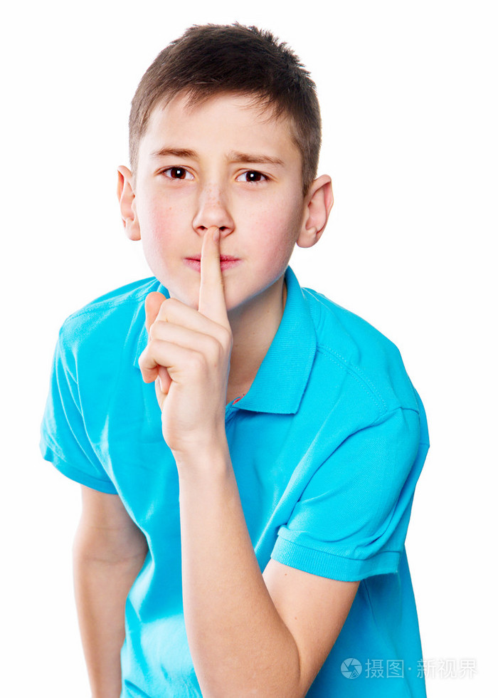 指向手指显示情绪表现力蓝色衬衫白色背景上一个男孩的肖像